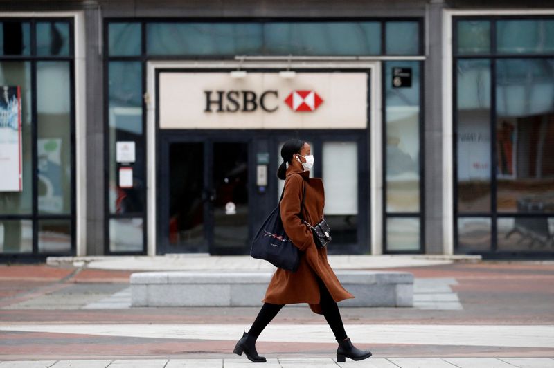 سود گروه بانکداری HSBC در نیمه اول 15 درصد کاهش یافت