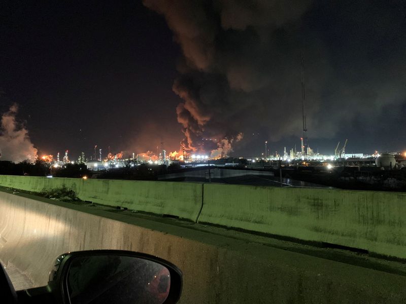 چهار مجروح در آتش سوزی در پالایشگاه نفت Exxon، واقع در بی تاون، تگزاس