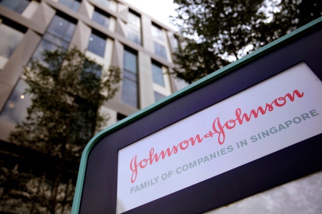 کاهش ارزش سهام جانسون و جانسون بعد از اعلام CDC