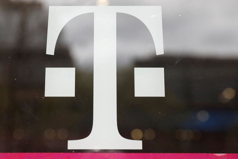 شرکت T-Mobile کارکنانی را که تا آوریل واکسینه نشده اند اخراج می کند