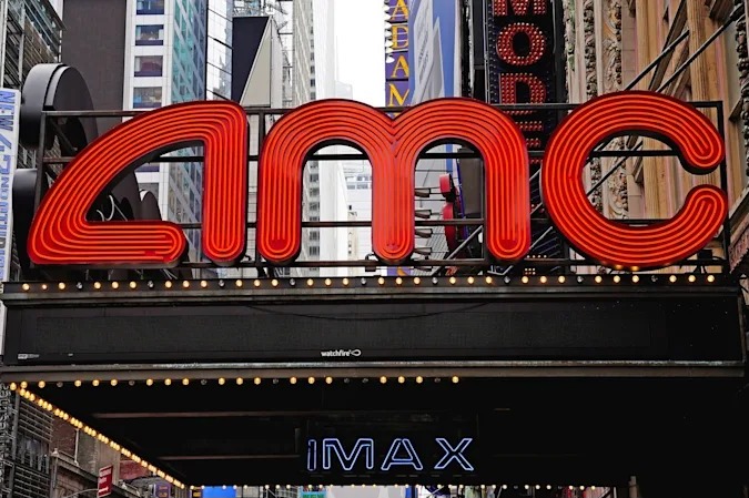 امکان خریداری بلیط سینما از اپلیکیشن AMC با استفاده از شیبا اینو و دوج کوین