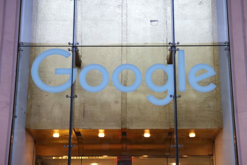 گوگل مهندسی که مدعی بود چت‌بات هوش مصنوعی شرکت خودآگاه است را اخراج کرد!
